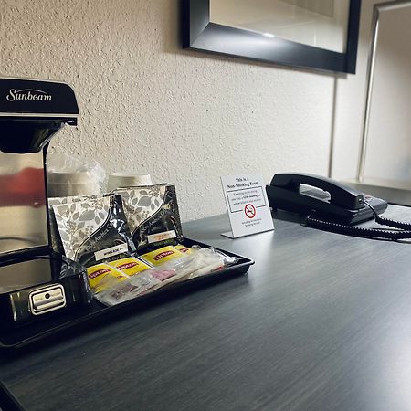 Отель Ramada By Wyndham Hartford North - Bradley Airport Виндзор Локс Экстерьер фото