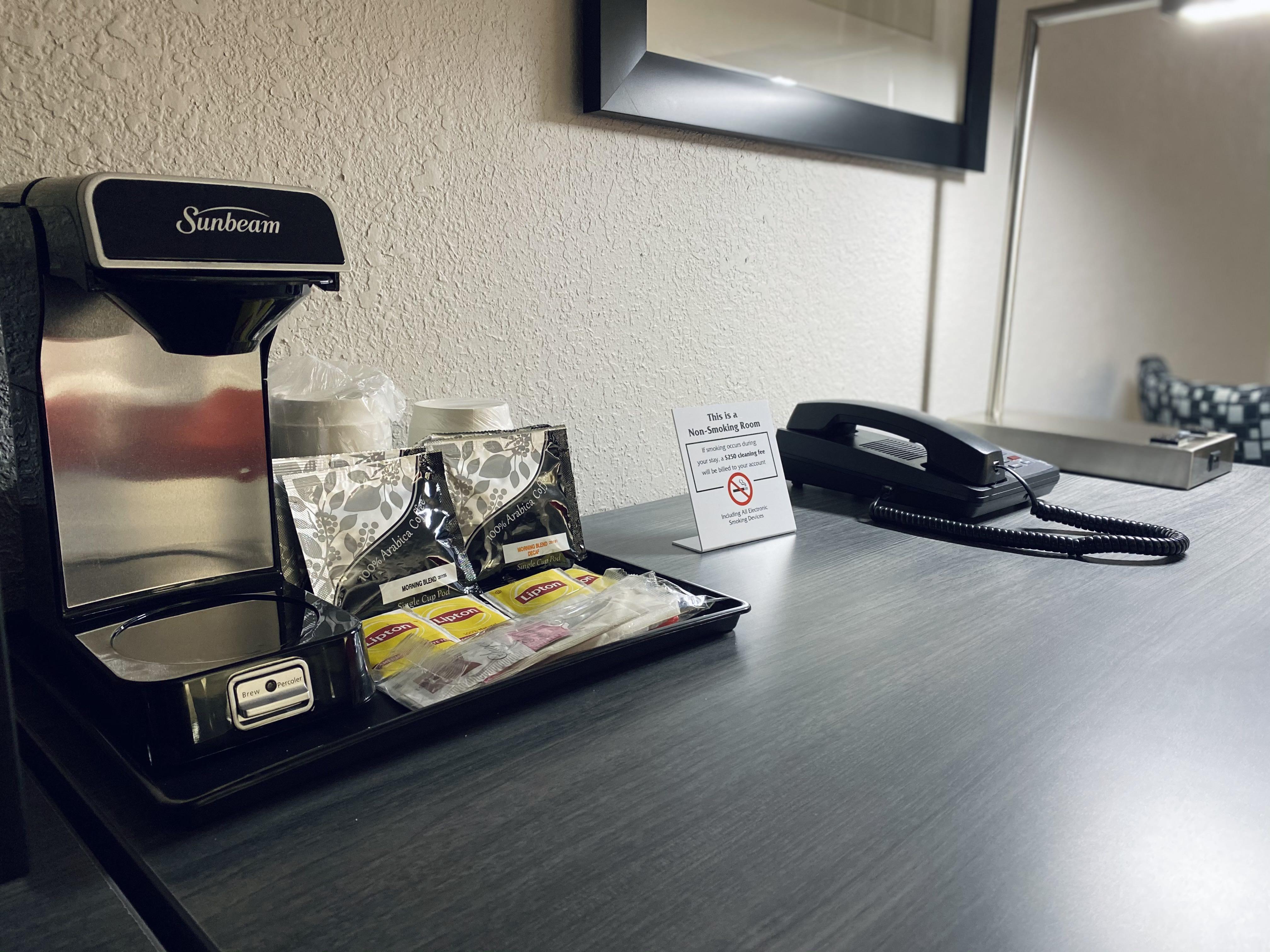 Отель Ramada By Wyndham Hartford North - Bradley Airport Виндзор Локс Экстерьер фото