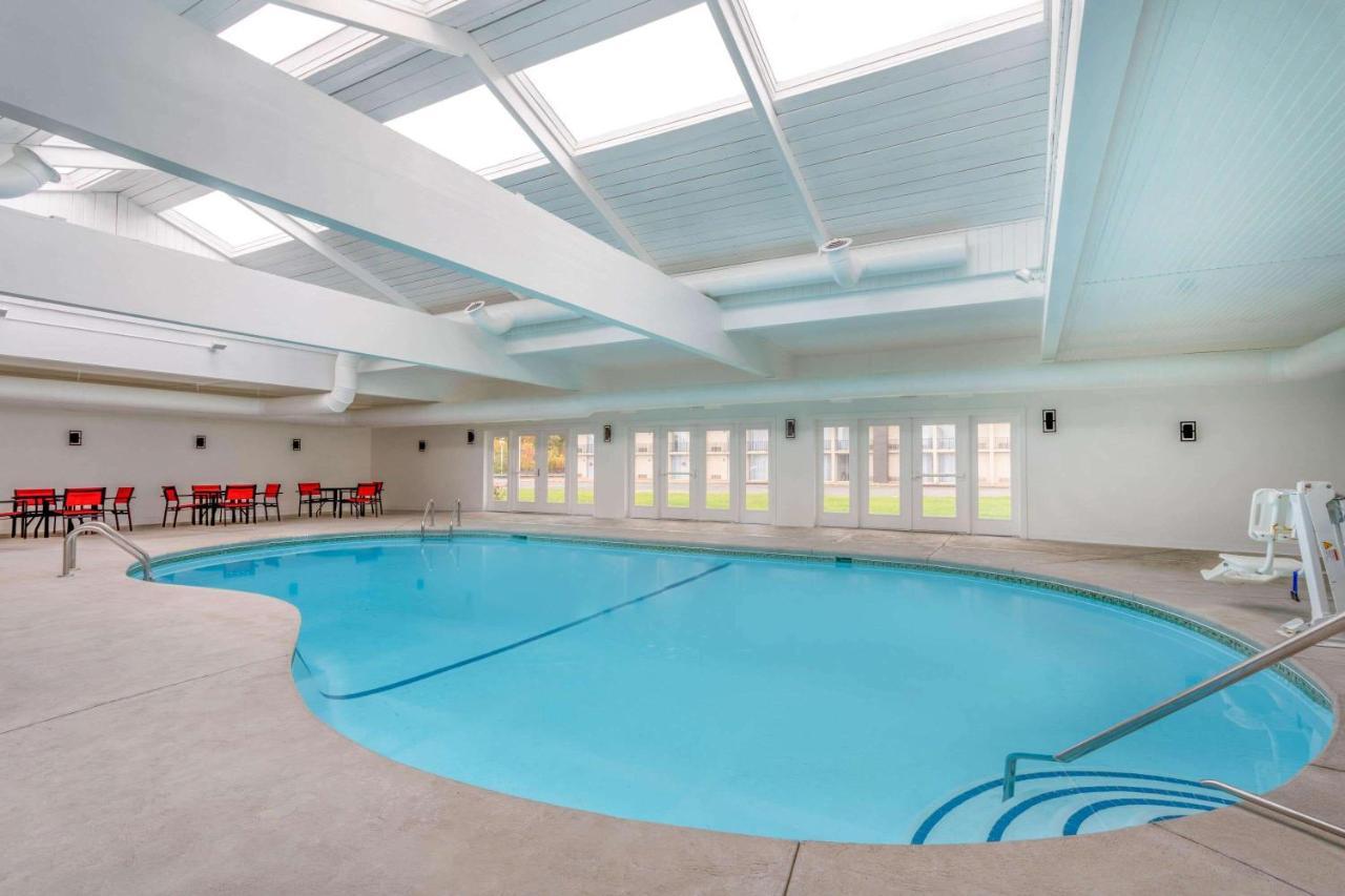 Отель Ramada By Wyndham Hartford North - Bradley Airport Виндзор Локс Экстерьер фото