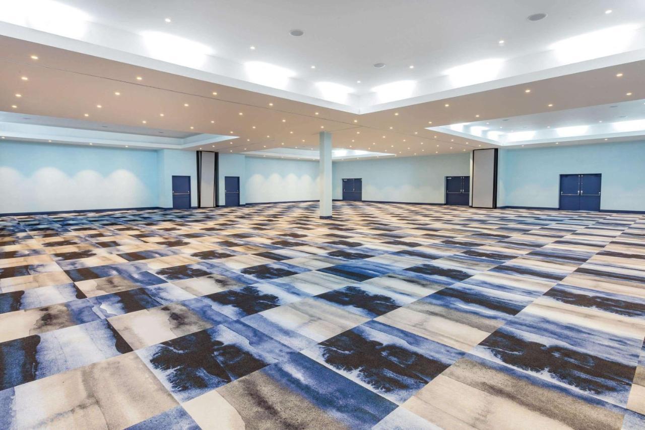 Отель Ramada By Wyndham Hartford North - Bradley Airport Виндзор Локс Экстерьер фото