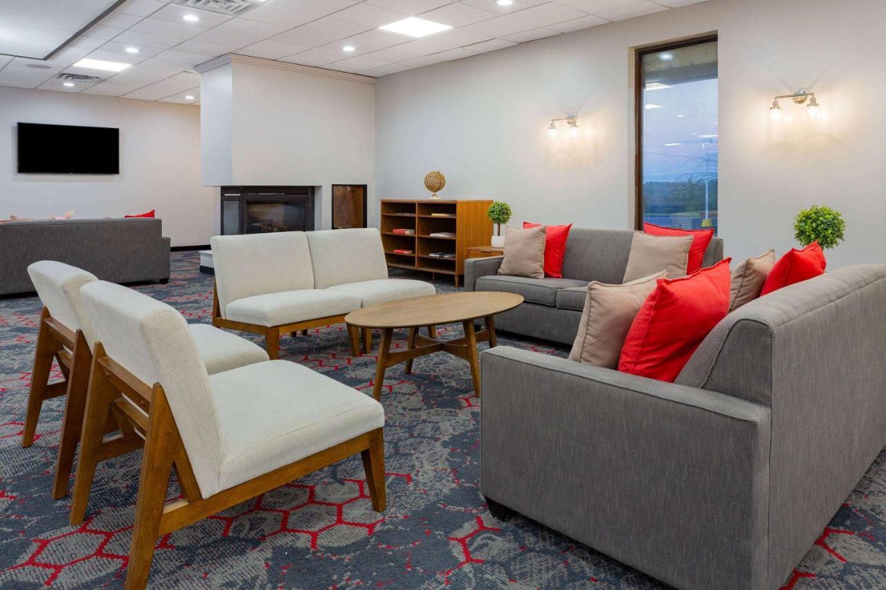 Отель Ramada By Wyndham Hartford North - Bradley Airport Виндзор Локс Экстерьер фото