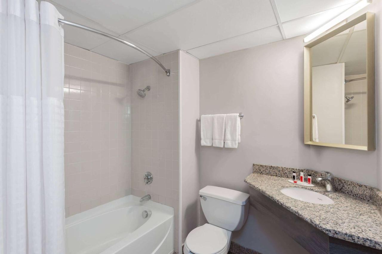 Отель Ramada By Wyndham Hartford North - Bradley Airport Виндзор Локс Экстерьер фото